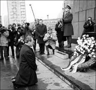 Ce 7 décembre, Willy Brandt, chancelier de RFA en visite en Pologne, s'agenouille devant le mémorial des morts du ghetto de Varsovie : c'était en ...
