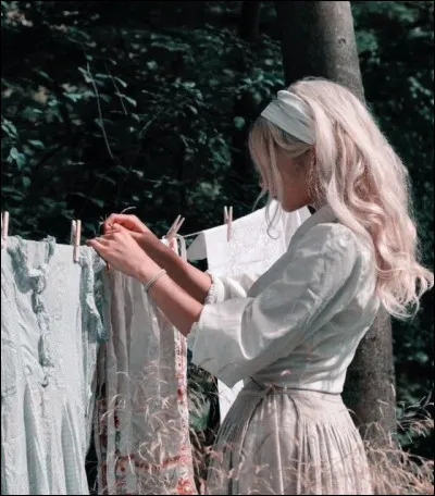 Qui, de Javotte et Anastasie, est la plus âgée ?