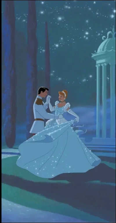 Vrai ou faux : avant que sa belle-mère et ses belles-surs ne la renomment Cendrillon, elles avaient envisagé le prénom Winter, car le teint de Cendrillon était plus pâle que la neige, au point de ressembler à un fantôme :