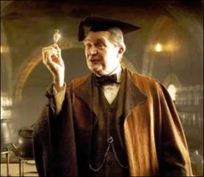 Dans ''Harry Potter et le Prince de sang-mêlé'', le professeur Slughorn est transformé en canapé, quel est le sang coulant du plafond ?