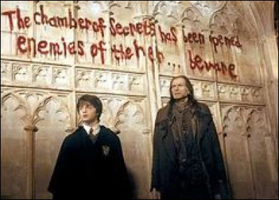 Dans ''Harry Potter et la Chambre des secrets'', combien de serpents y a-t-il sur la porte de la chambre des secrets ?