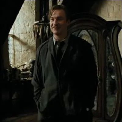 Dans ''Harry Potter et le Prisonnier d'Azkaban'', le professeur Remus Lupin se place devant Harry face à l'épouvantard. Après s'être transformé Lupin lance Ridiculus, en quoi se transforme l'épouvantard ?