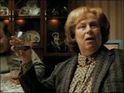 Dans ''Harry Potter et le Prisonnier d'Azkaban'', Marge, la sœur de Vernon se met à gonfler comme un ballon. Son collier explose puis...