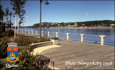 Quelle ville est arrosée par le Saint-Laurent ?