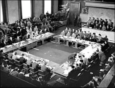 Peu de temps après ce dur revers, un ''traité'' met fin à l'influence française en Indochine. Signé le 20 juillet 1954 à minuit, il entérine la création de la république du Nord Viêt Nam. Il s'agit des accords de...