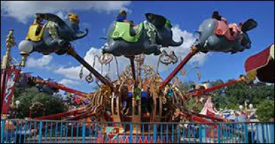 Que peux-tu faire dans le manège Dumbo the Flying Elephant ?