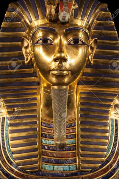 Sur son masque funéraire combien de kilos dor avait-il ?