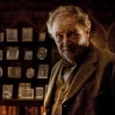Dans ''Harry Potter et le Prince sang-mêlé'', Slughorn devait offrir une bouteille d'alcool à Dumbledore, mais qui l'a bue ?