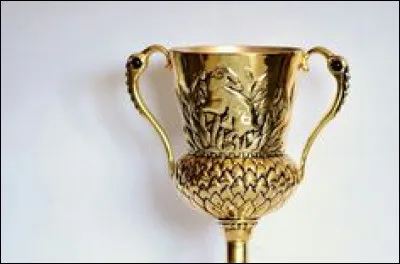 Dans ''Harry Potter et les Reliques de la mort, partie 2'', quelle créature gardait la salle contenant la coupe d'Helga Poufsouffle dans la banque de Gringotts ?