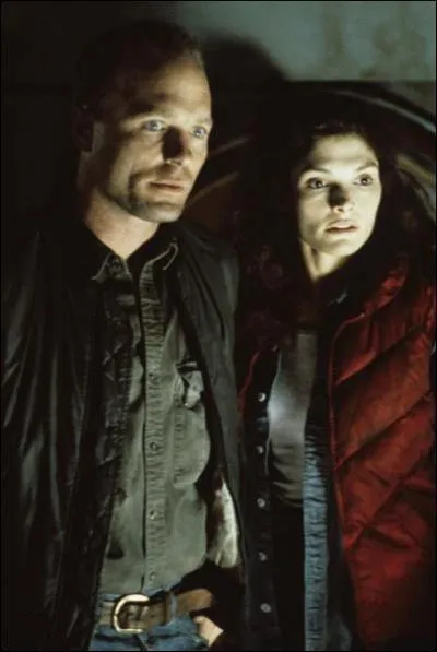 Quelle actrice incarne sa compagne dans 'Abyss' (1989) de James Cameron ?