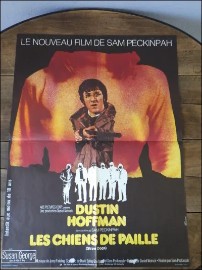 Quel metteur en scène américain a réalisé le long-métrage "Les Chiens de paille" ?