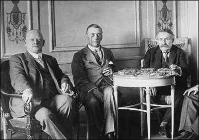 Quel homme politique français signe les accords de Locarno en octobre 1925 aux côtés de Benito Mussolini et Austen Chamberlain, entre autres ?