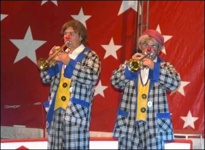 Dans ce milieu du XIXe siècle, une autre attraction s'ajoute aux reprises équestres dans les cirques. Laquelle ?