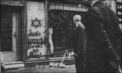 Ce 9 novembre, se déroule en Allemagne nazie la nuit de cristal, multiplication de violences contre les Juifs ; des dizaines de synagogues, des centaines de commerces sont saccagés par les nazis : c'était en ...