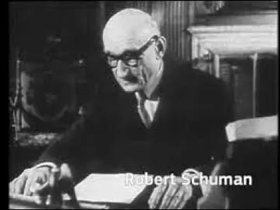 Ce 9 mai, la déclaration prononcée par Robert Schuman, alors ministre français des Affaires étrangères est considérée comme le texte fondateur de la construction européenne ; elle propose la création dune organisation européenne chargée de mettre en commun les productions française et allemande de charbon et d'acier et débouche sur la signature du traité de Paris, qui fonde la CECA : c'était en ...