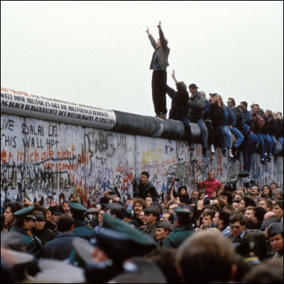 Ce 9 novembre, le mur de Berlin tombe, après 28 années d'existence : c'était en ...