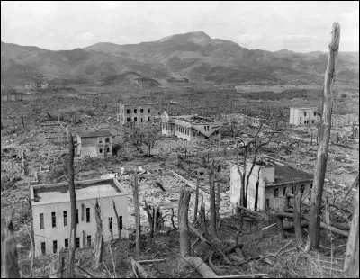 En 1945, le Japon est frappé par une deuxième bombe atomique, lancée sur la ville de Nagasaki, le 9 ...