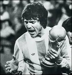Quel est ce capitaine albiceleste qui permis  son quipe de remporter chez elle sa 1re coupe du monde, en 1978 ?