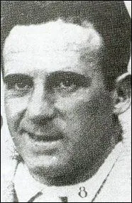 L'un des tous premiers hros de la coupe du monde, il la remporte en 1930 avec l'Uruguay, c'est ?