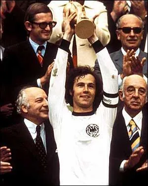 En quelle anne Beckenbauer brandit-il la coupe du monde chez lui,  Munich ?
