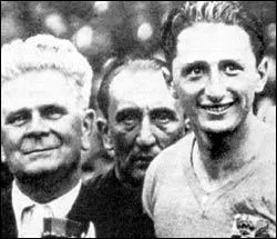 Transalpin et champion du monde, il fut l'une des terreurs des gardiens de but pendant la coupe du monde 1938 en France, c'est ( droite) ?