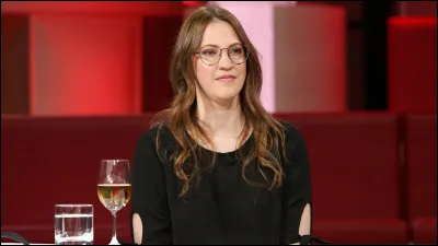 "Lorsqu'on a 14 ans, des neurones d'écureuil, une meilleure amie obsédée par les garçons et qu'on enchaîne les gaffes, la vie n'est pas facile...
À quel livre appartient ce résumé ?