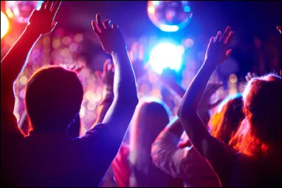Une soir&eacute;e en bo&icirc;te est organis&eacute;e, que fais-tu ?
