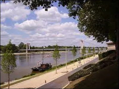 Dans quel département, de la région Bourgogne-Franche-Comté, se situe la ville de Cosne-Cours-sur-Loire ? (Photo : bords de Loire et pont suspendu.)