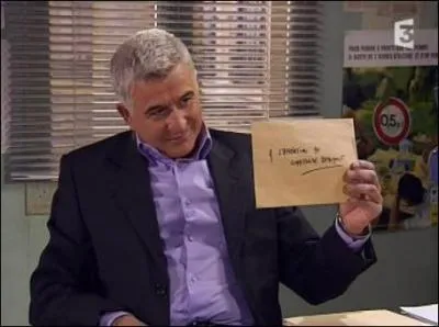 Que tient le commissaire Beaumont ?