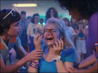 Onze attaque sa pire ennemie avec un patin à roulettes.