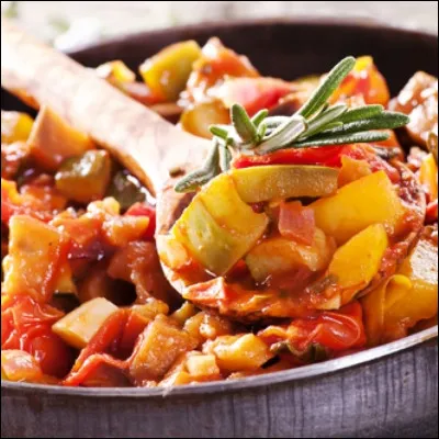 Quel plat méditerranéen est un ragoût de légumes et dhuile dolive ?