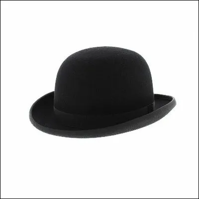 Quel humoriste célèbre pour son costume trois-pièces et son chapeau melon a pour phrase fétiche "On n'est pas des sauvages, tout de même" ?