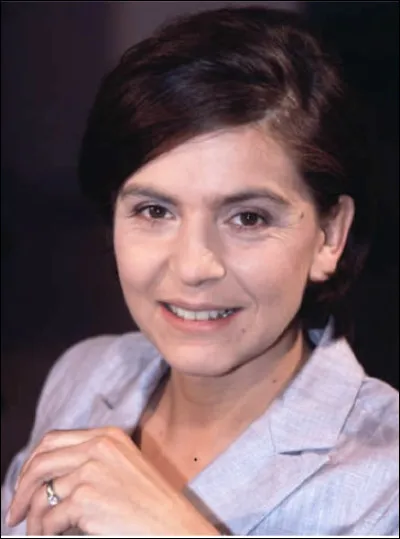 Qui est cette jeune femme devenue une journaliste célèbre ?