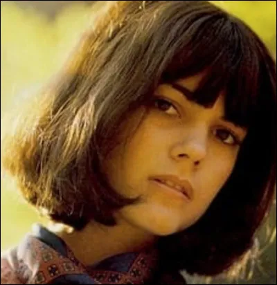 Qui est cette jeune femme devenue une chanteuse célèbre ?