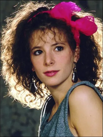 Qui est cette jeune femme devenue une chanteuse célèbre ?