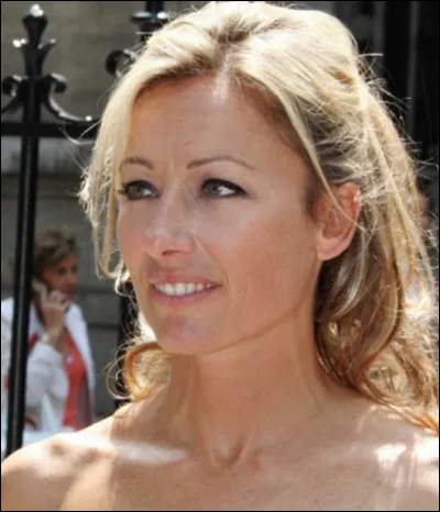 Qui est cette jeune femme devenue une journaliste célèbre ?