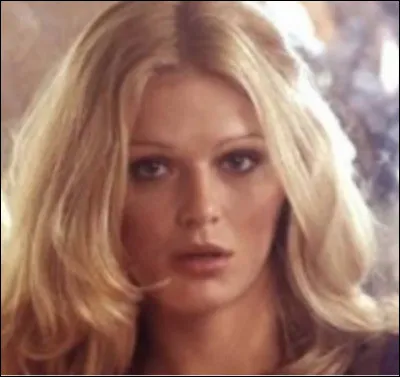 Qui est cette jeune femme devenue une chanteuse célèbre ?