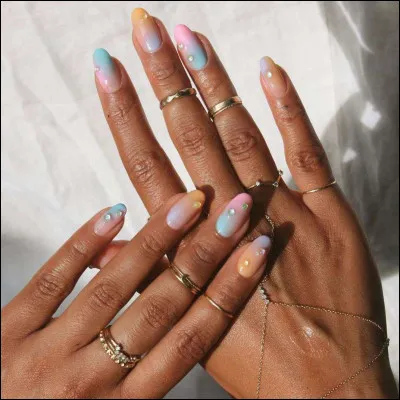 Aimes-tu ces faux ongles ?