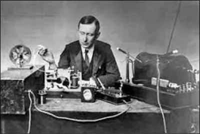 Ce 12 décembre, Guglielmo Marconi réalise la première transmission radio transatlantique entre Terre-Neuve et l'Angleterre, ce qui lui vaut le prix Nobel quelques années plus tard : c'était en ...