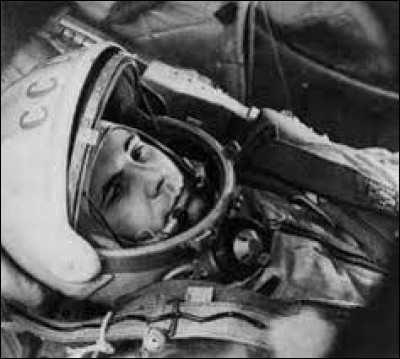 Ce 12 avril, le cosmonaute soviétique Youri Gagarine est le premier homme à voler dans l'espace : c'était en ...
