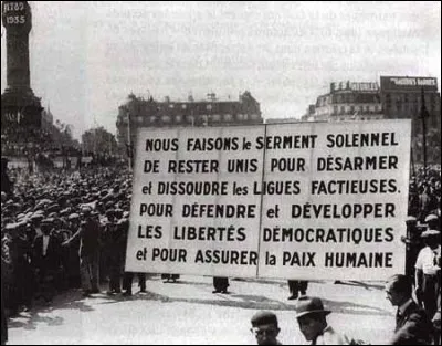 Ce 12 février, moins d'une semaine après la manifestation antiparlementaire du 6 février, une grève générale et des grandes manifestations contre le danger du fascisme en France préfigurent le "front populaire" : c'était en ...