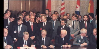 Ce 12 septembre, le traité de Moscou, appelé 4 + 2 ouvre la voie de la réunification allemande : c'était en ...