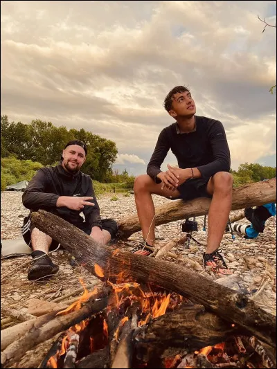 Qui est la personne assise à côté d'Inoxtag ?