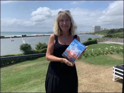 Quel est le titre du livre qu'&Eacute;veline Thomer a publi&eacute; le 9 ao&ucirc;t 2023 ?