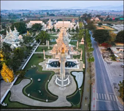 Quel est le nom de cet ouvrage d'une blancheur extraordinaire qui symbolise la pureté du bouddhisme, situé en Thaïlande près de la ville de Chiang Rai ?