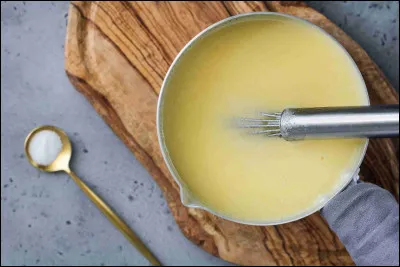 Quel est le nom de la sauce émulsionnée à chaud qui accompagne les poissons pochés ou grillés