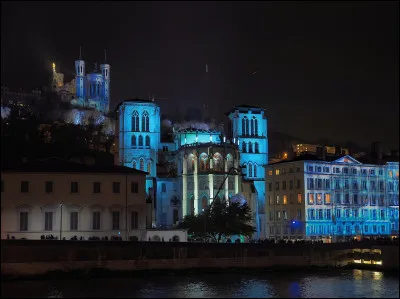 Dans quelle ville la fête des Lumières se déroule-t-elle chaque année le 8 décembre ?