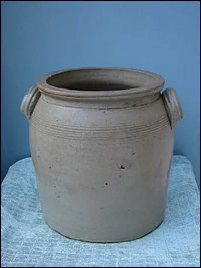 En France, sous l'Ancien Régime, quel nom était donné aux impôts royaux perçus sur la circulation des marchandises entre les différentes provinces du royaume ou avec l'étranger ?