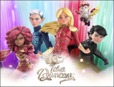 Dans l'ordre, qui entre dans la boutique où Tara achète une carte parlante ?