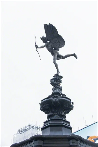 Comment se nomme son fils, celui qui est la divinité primordiale de l'amour ?